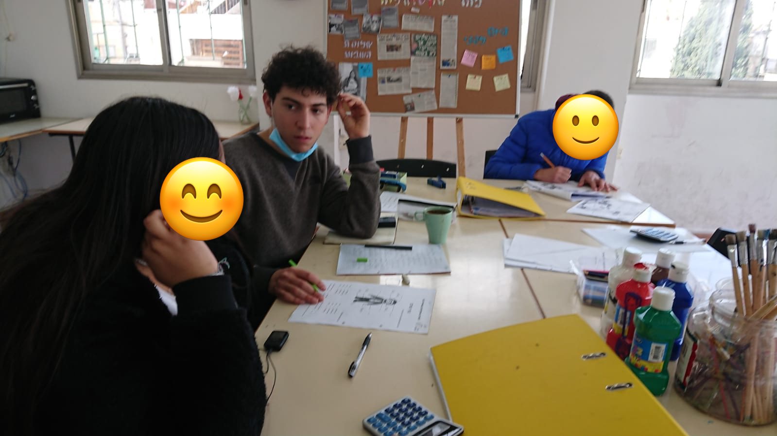 יובל ליד שולחן עבודה עם חניכים, בשירות הלאומי